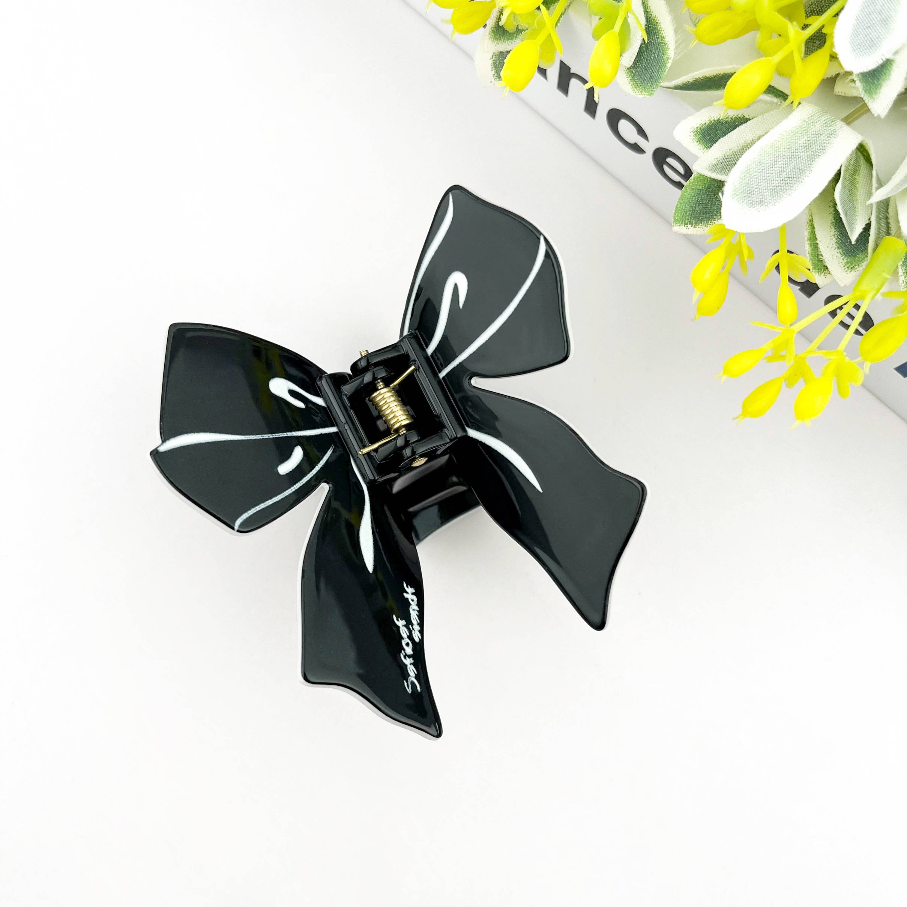 Elegant Bow Claw Clip: Black Hair Accessories TheDivaSoap